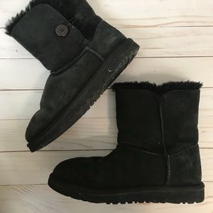 Black Ugg with side button